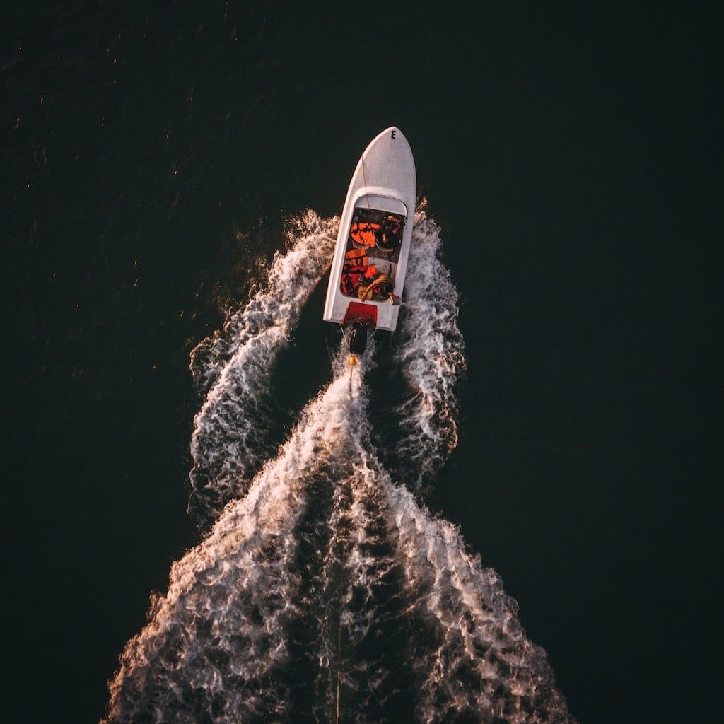 An overhead view of a boat on the water, boat registration in Quebec concept.
