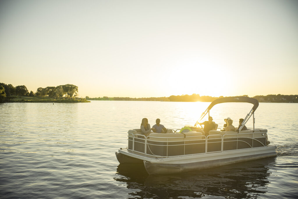 People on a pontoon boat, understand Washington State drinking and boating laws